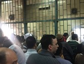 بالصور.. غلق شباك تذاكر مترو "عزبة النخل" لإفطار الموظفين