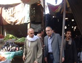 نائب وزير الإسكان  يتفقد سوق منشية ناصر لبحث مقترح تطويره
