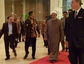 بالصور.. وصول شيخ الأزهر إلى جاكرتا واستقبال رسمى بحضور سفير مصر بإندونيسيا