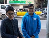 بالصور. "عمر و محمد" يطلقان حملة لتنظيف الشوارع فى أبو قير بالإسكندرية