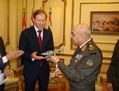 بالصور.. وزير الصناعة الروسى يهدى صدقى صبحى نموذج مروحية "كا-52 كا"