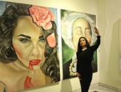 دانا حمدان تلتقط "سيلفى" مع لوحتها بصالون القاهرة الـ57 للفنون التشكيلية
