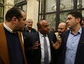 النائب محمود خميس يعتذر لصحفى "الوطن" بعد الاعتداء عليه
