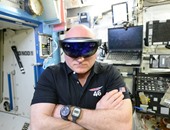 سكوت كيلى يجرب نظارة HoloLens للواقع الافتراضى فى الفضاء 