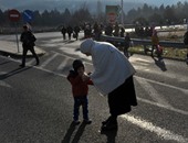 بالصور.. اليونان تطرد مهاجرين من مخيم بعد تنظيمهم لاحتجاج