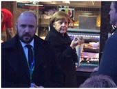 بالصور.. ميركل تخرج من اجتماع الاتحاد الأوروبى لتناول البطاطس المقلية