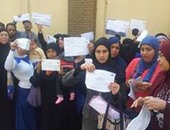 بالصور.. عشرات المواطنين يحتجون أمام محافظة القاهرة للحصول على وحدات سكنية