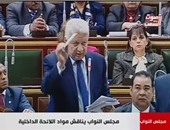 بالفيديو.. مرتضى منصور يقدم "سى دى" حلقة عمرو أديب لرئيس البرلمان