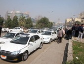 سائقو التاكسى الأبيض يقطعون الطريق بميدان مصطفى محمود فى الاتجاهين