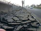 صحافة المواطن.. بالصور: قارئ يرصد تكسير الإسفلت بطريق المطار