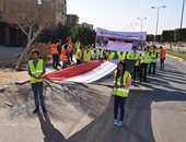 بالصور.. مسيرة بأعلام مصر لتحفيز شباب العاشر على المشاركة فى الخدمة العامة