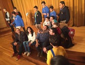 بالصور.. سامح حسين يلتقط صورا مع الأطفال بعد حضورهم مسرحيته "على بابا"