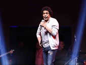 محمد منير يعود للقاهرة بعد انتهاء تصوير مشاهد أسوان بمسلسل "المغنى"
