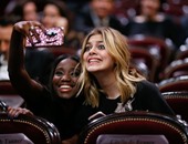 بالصور.. كاريدجا توريه ومارك ولوان نجوم الـ"selfie" بحفل توزيع جوائزCésar