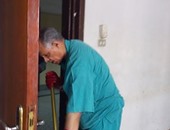 بالصور..رئيس قسم جراحة مستشفى الأطفال بأسيوط ينضم لعمال النظافة لعجز العمالة