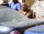 والدة تيمور السبكى تبكى داعية بفك الكرب عقب تأجيل محاكمته بـ"سب نساء مصر"