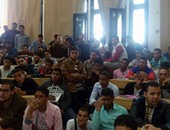 صحافة المواطن: طلاب "زراعة دمنهور" يستغيثون من عدم وجود مقاعد بالمدرجات