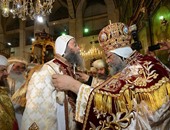 بالفيديو والصور.. البابا تواضروس يلبس الأنبا أنطونيوس زى الأساقفة ويرسمه مطرانًا للقدس