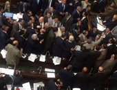 النائب كمال أحمد يدخل قاعة مجلس النواب بعد واقعة ضرب توفيق عكاشة بالحذاء