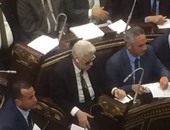 مرتضى منصور بـ"نظارة شمس" و"هيد فون" خلال الجلسة العامة بالبرلمان