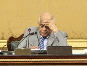 رئيس البرلمان مداعبا إيهاب الخولى: "اقعد فى مكان بعيد عن خالد يوسف"