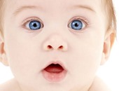 دوام الحال من المحال..التفسير العلمى لتغير لون عين المولود الزرقاء والرمادية
