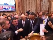 بالفيديو.. مناقشات ساخنة بين النواب المنسحبين ببهو البرلمان بحضور سيف اليزل