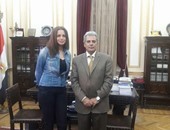 رئيس جامعة القاهرة يتفق مع آمال ماهر لإقامة حفل غنائى 28 مارس