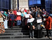 وقفة احتجاجية للمعلمين على سلالم نقابة الصحفيين للمطالبة بإعادة التوزيع الجغرافى