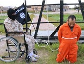 بالصور.."ذباح" داعش فى ليبيا من ذوى الاحتياجات الخاصة ويعدم أشخاصًا بسرت