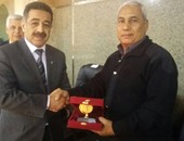 رئيس الاتحاد المصرى لكرة السلة يكرم مدير مدينة الشباب بشرم الشيخ