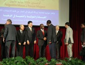 جابر نصار يكرم رئيس وزراء الكونغو بدرع جامعة القاهرة