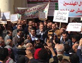 أعضاء "المهندسين" بالإسكندرية يطالبون بالكادر أمام النقابة العامة بالقاهرة