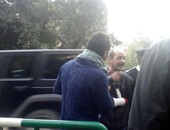 مواطن يشتكى لضابط شرطة من سرقة دراجته خلال مشاركته بوقفة السفارة الإيطالية