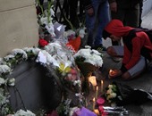 نشطاء يضعون الورود أمام السفارة الإيطالية إهداءً لروح الطالب جوليو روجينى