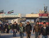 بالصور.. آلاف المدنيين الفارين من معارك سوريا عالقون قرب الحدود مع تركيا