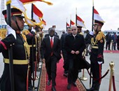 شريف إسماعيل يودع رئيس وزراء الكونغو  بمطار القاهرة بعد زيارة استغرقت 3 أيام