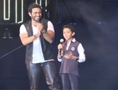 بالفيديو.. تامر حسنى يقدم "لؤى" بحفله بعد استبعاده من  "the voice kid"