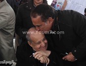 صورة لـ محمد العدل يقبّل رأس وحيد حامد فى انتخابات "السينمائيين"