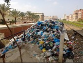 بالصور.. حرق القمامة على شريط السكة الحديد بحجر النواتية فى الإسكندرية