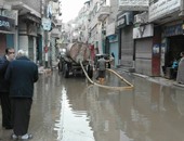 بالصور.. عطل مياه تسبب فى غرق شوارع شبين القناطر