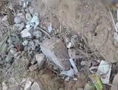 صحافة المواطن.. بالفيديو.. مواطنون يلقون القمامة بحفرة فى الشروق