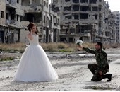 بالصور.. السوريون يثبتون أن الحياة أقوى من الموت بصور زفاف وسط الدمار