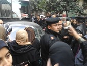 الأمن يحاول فتح شارع حسين حجازى بعد قطعه من جانب معلمات محو الأمية