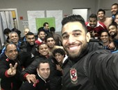 "سيلفى" عمرو السولية مع فريق الأهلى بعد الفوز على الزمالك: الفرحة حلوة