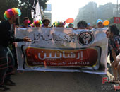 بالصور..6 أبريل تنظم وقفة أمام مجلس الدولة بـ"مسدسات المياه والأقنعة الكرتونية" للتنديد بدعاوى حظرها.. والمتظاهرون يرقصون على أنغام "جدو على".. منسق الحركة: أتوقع عدم قبولها