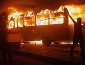 3 ملثمين يحرقون أتوبيس نقل عام أثناء توقفه فى مدينة نصر