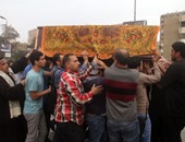 الحزن والغضب على وجوه طلاب الجامعة الألمانية  أثناء تشييع جنازة يارا طارق