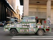 شاب أرجنتينى يصمم دبابة لتوصيل الكتب مجانًا لمحاربة الجهل