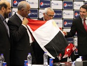 كوبر يقبّل العلم المصرى بعد التوقيع رسميًا لتدريب "الفراعنة"